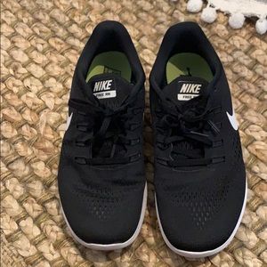 Nike Black/White Women’s Nike Free RN 2017 Shoe